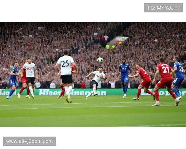 球星风采尽显绿茵场上精彩瞬间足球出场壁纸展示